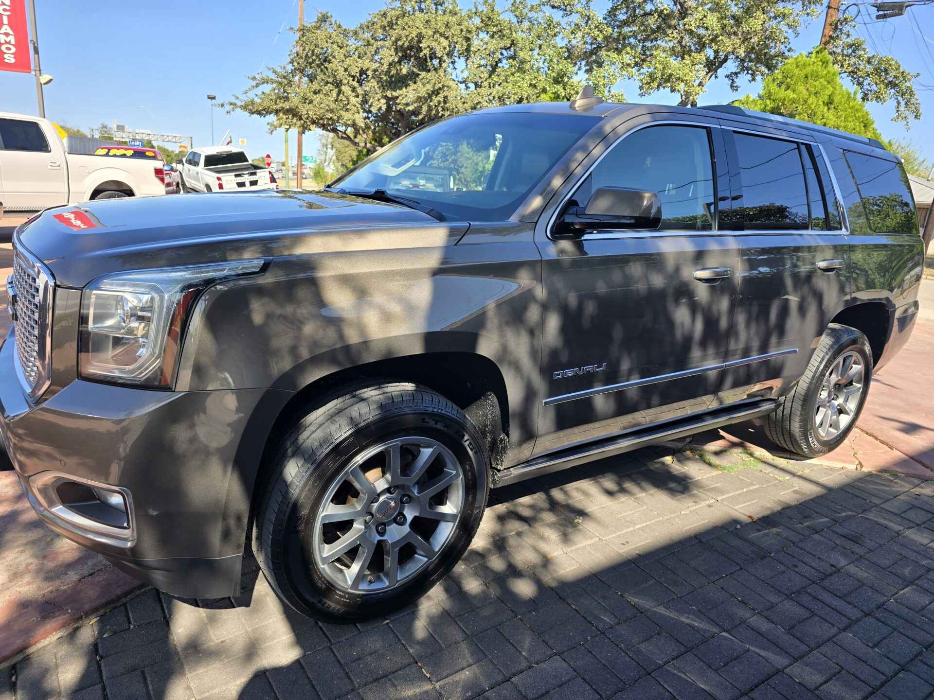 2015 GMC Yukon Denali photo 2